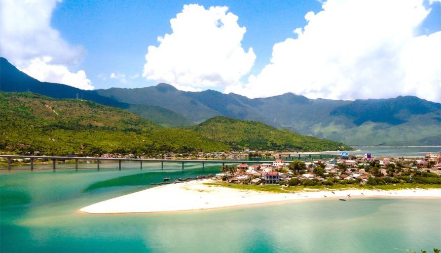Vẻ đẹp quyến rũ của 12 bãi biển ở Huế níu chân du khách
