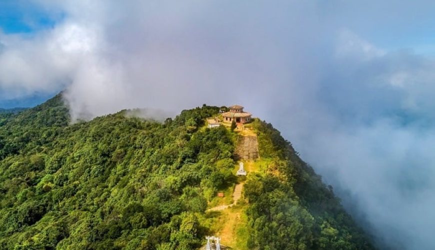 Cảnh quan núi rừng với sương mù bao phủ, tạo nên một vẻ đẹp huyền bí.