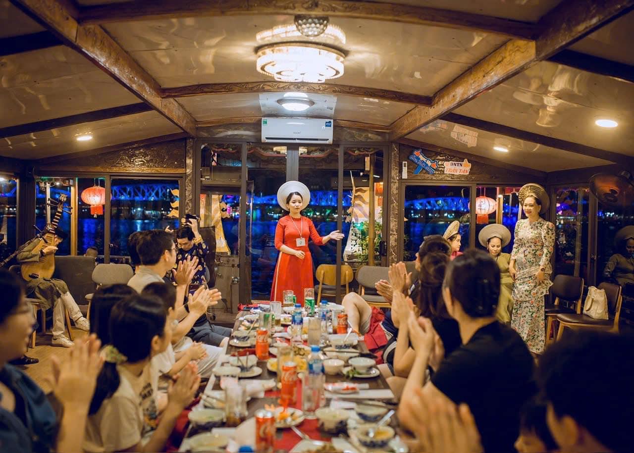 Trải Nghiệm Du Thuyền Sông Hương – Ăn Tối & Nghe Ca Huế Chỉ 600.000đ