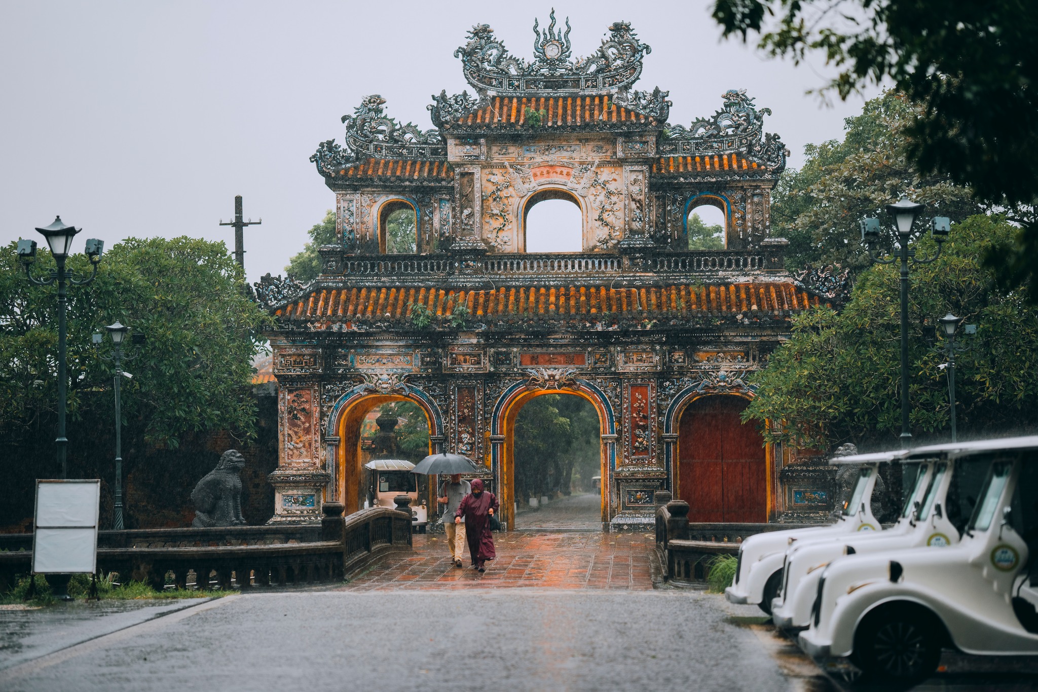 Đến thăm cố đô vào một ngày mưa nhẹ nhàng, bạn sẽ cảm nhận được một nét rất khác của vùng đất yên bình này. 
