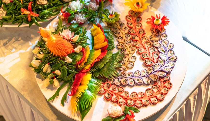 Tác phẩm ẩm thực nem công chả phượng rực rỡ sắc màu, được trang trí trên đĩa tròn lớn.