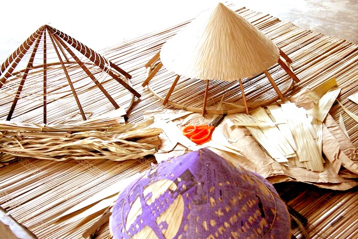 Các nguyên liệu và công cụ làm nón lá, bao gồm khung nón và lá nón.