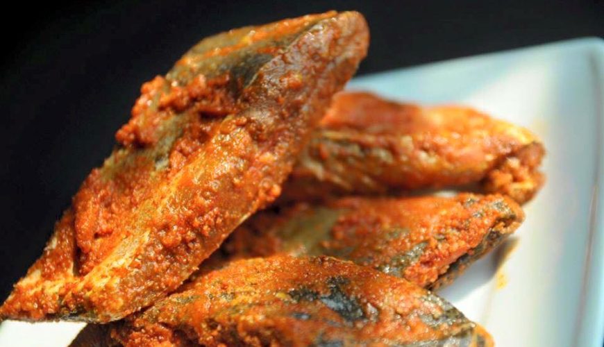 Những miếng cá nục được ướp mắm và gia vị, có màu nâu đỏ hấp dẫn.