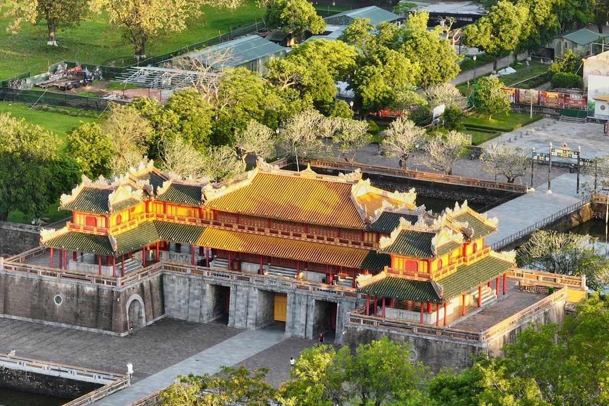 Toàn cảnh một cổng thành đồ sộ của Quần thể Di tích Cố đô Huế nhìn từ trên cao, được bao quanh bởi hào nước và cây xanh.