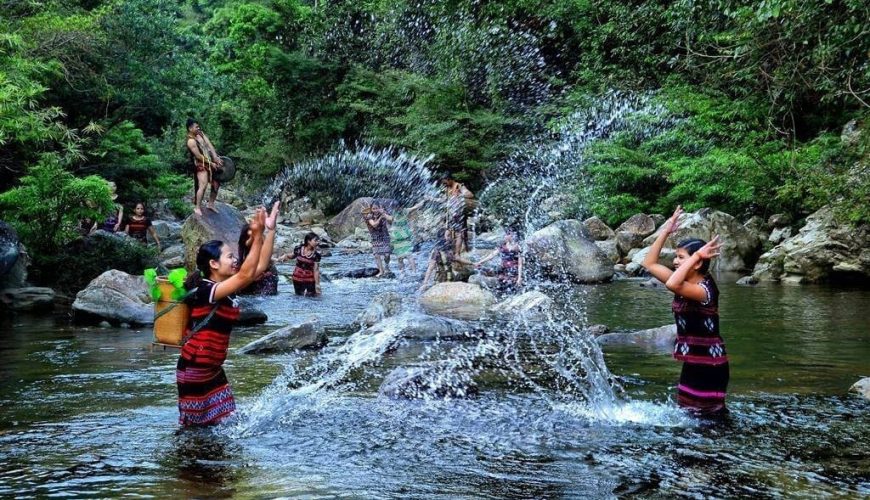 Du khách tắm mát dưới chân Thác A Nôr trong làn nước trong xanh.