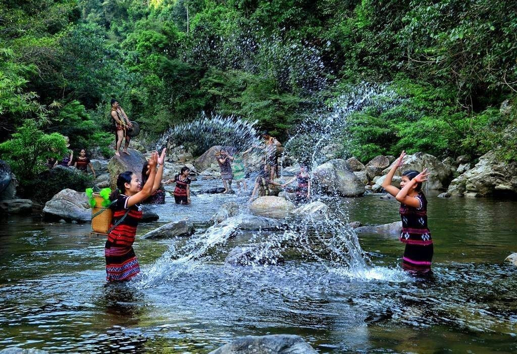 Du khách tắm mát dưới chân Thác A Nôr trong làn nước trong xanh.