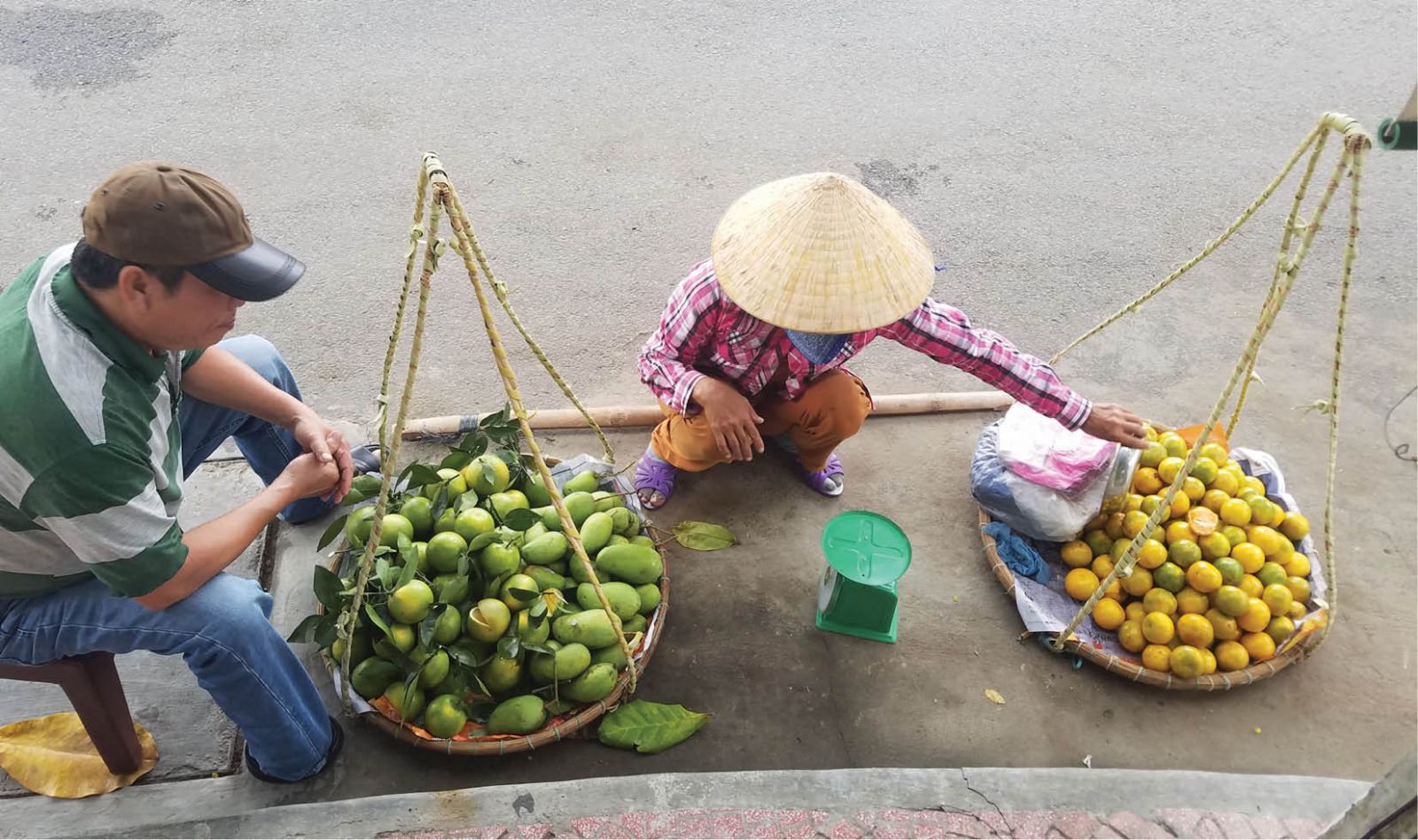 Ẩm thực gánh hàng rong Huế – Hồn quê trong từng bước chân phố nhỏ