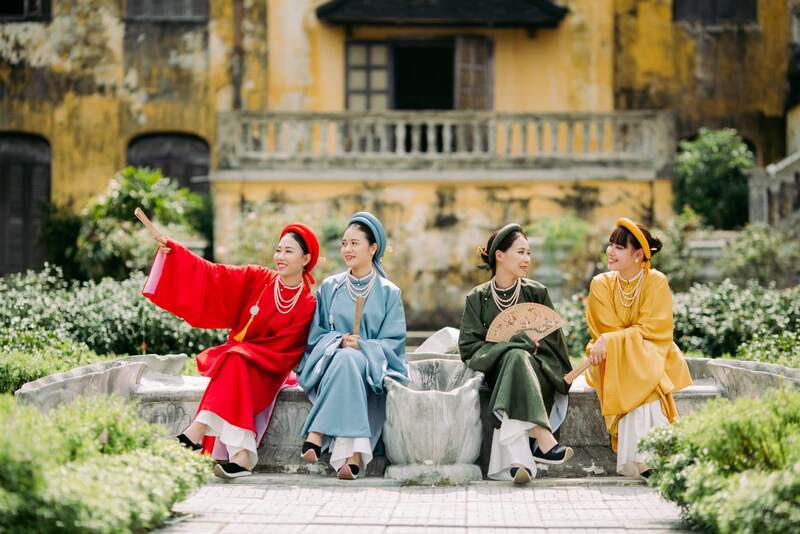 Du khách tham quan Kỳ Đài Huế trong tiết trời mùa đông se lạnh