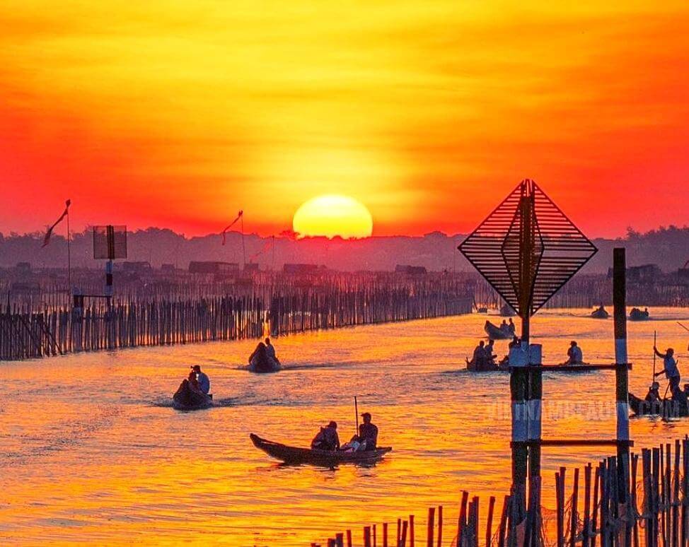 Khung cảnh hoàng hôn trên bãi biển ở Huế.