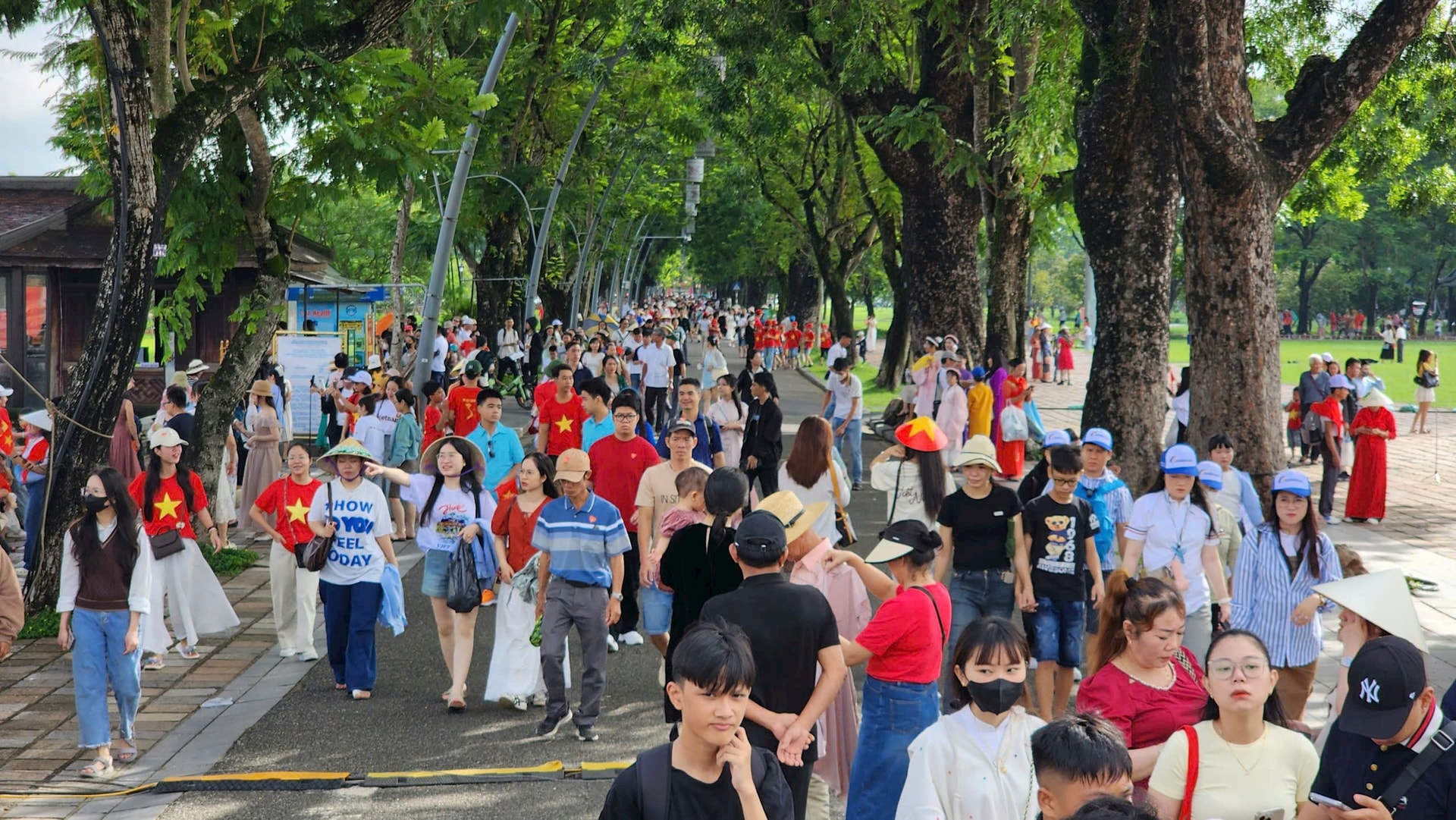  Du khách chen chúc tại khu vực Đại Nội Huế.