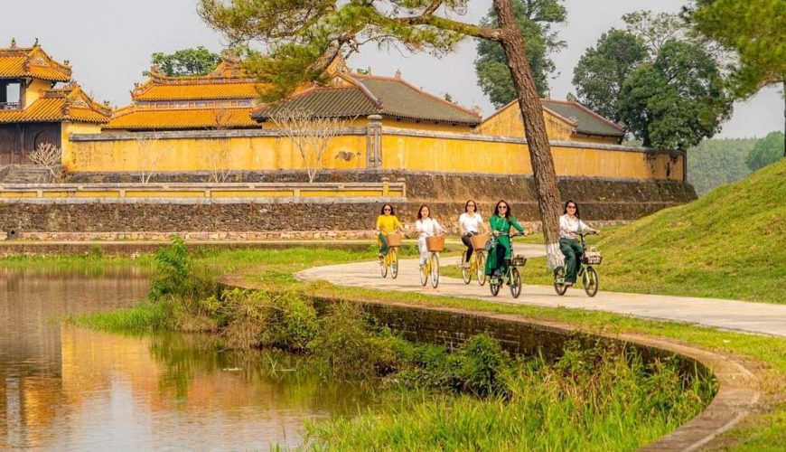 Một ngôi đình cổ kính với mái ngói cong truyền thống bên trong khu lăng.
