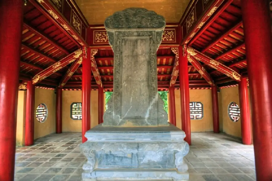 Cận cảnh một góc mái của tòa nhà trong Lăng Gia Long, với kiến trúc cổ kính.