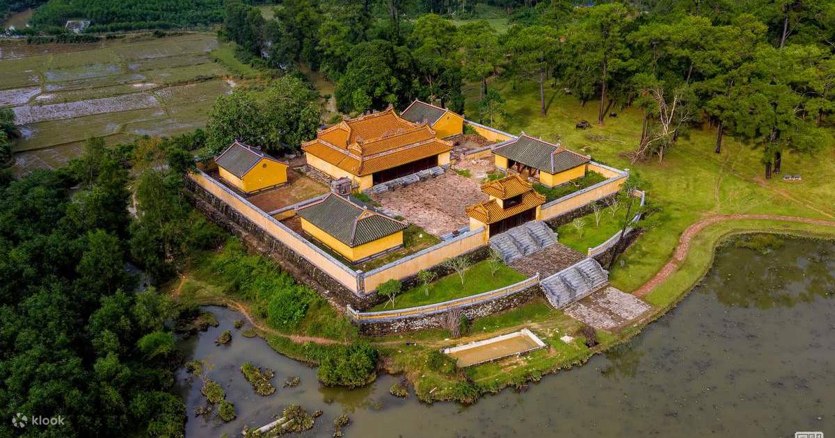 Toàn cảnh lăng mộ Gia Long từ trên cao, được bao quanh bởi hồ nước và cây xanh.