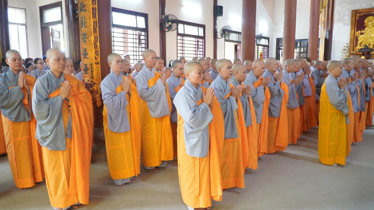 Các nhà sư và phật tử tham gia lễ Vu Lan.