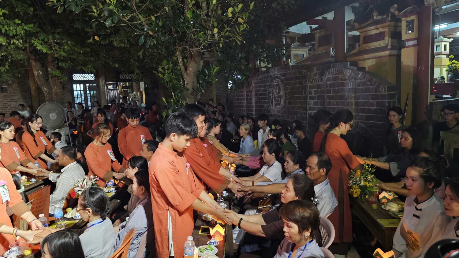 Lễ cúng và dâng hương tại chùa vào dịp Vu Lan.