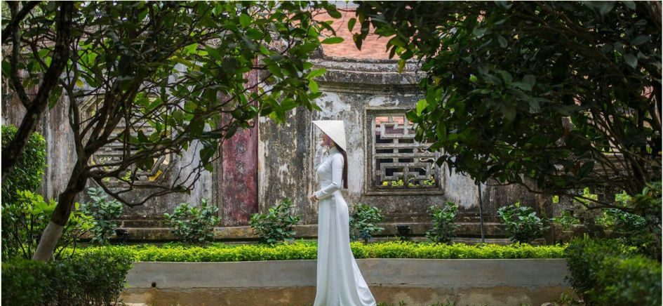 Con đường nhỏ rải sỏi dẫn vào ngôi nhà, hai bên là những hàng cây xanh mát.