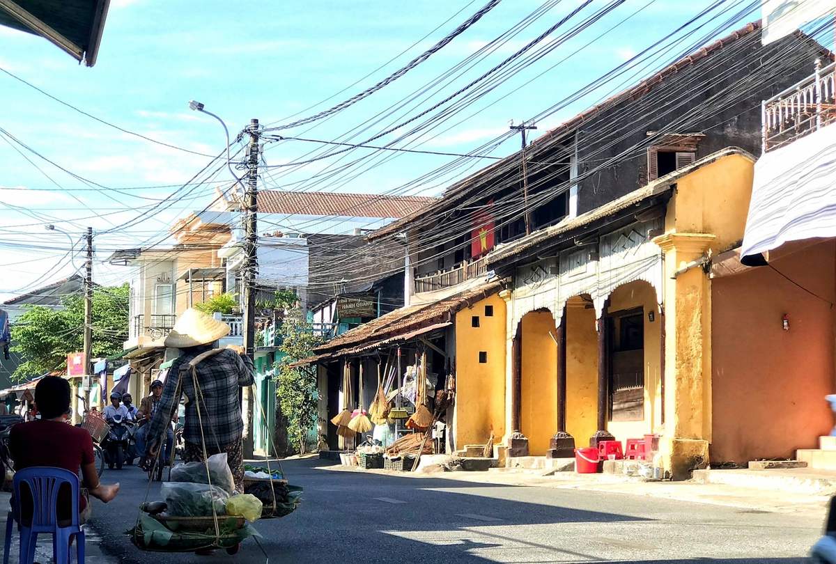 Một góc phố cổ với những ngôi nhà cổ có mái ngói rêu phong và cửa gỗ truyền thống.