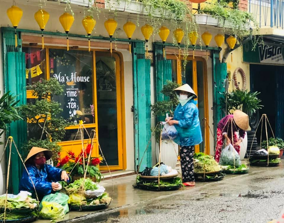  Một ngôi nhà cổ với bức tường cũ kỹ và một cây cảnh được cắt tỉa cẩn thận.