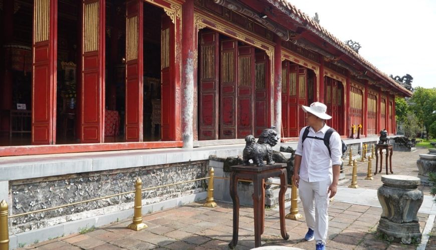 Cận cảnh một góc sân phía trước Thế Tổ Miếu với chiếc đỉnh đồng và tấm biển thông báo.