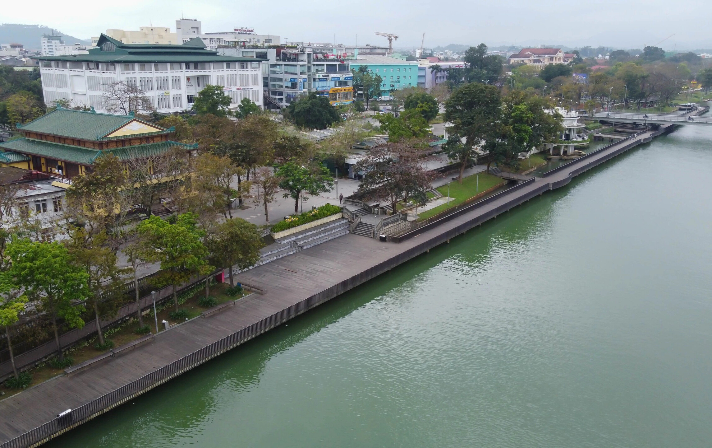 Cầu gỗ lim – Không gian tản bộ, ngắm cảnh và sống ảo lý tưởng