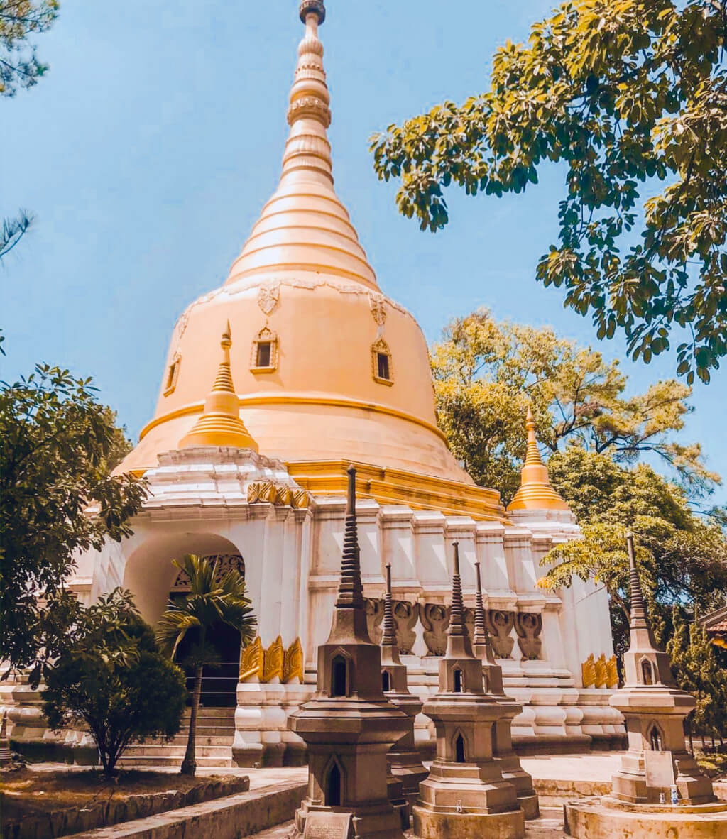 một góc vườn ở Chùa Thiền Lâm Huế.