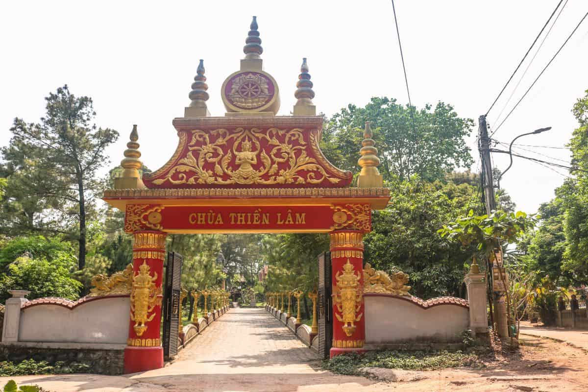 Lối đi rợp bóng cây xanh tại Chùa Thiền Lâm Huế.
