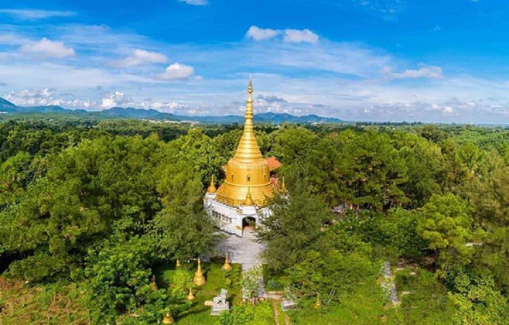 Toàn cảnh khuôn viên Chùa Thiền Lâm Huế với kiến trúc độc đáo, mái vòm và cây cối xanh tươi.