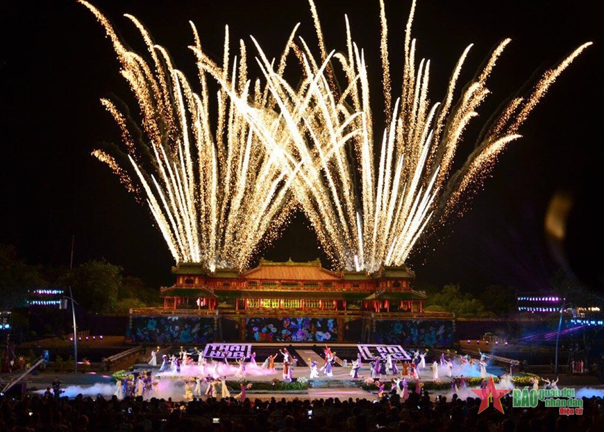Màn bắn pháo hoa rực rỡ trên nền Đại Nội Huế trong Festival.