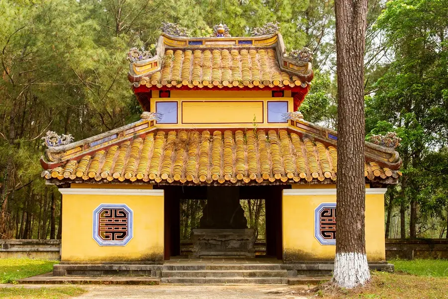 Toàn cảnh một góc kiến trúc của Lăng Gia Long, bao quanh bởi cây xanh và hồ nước.
