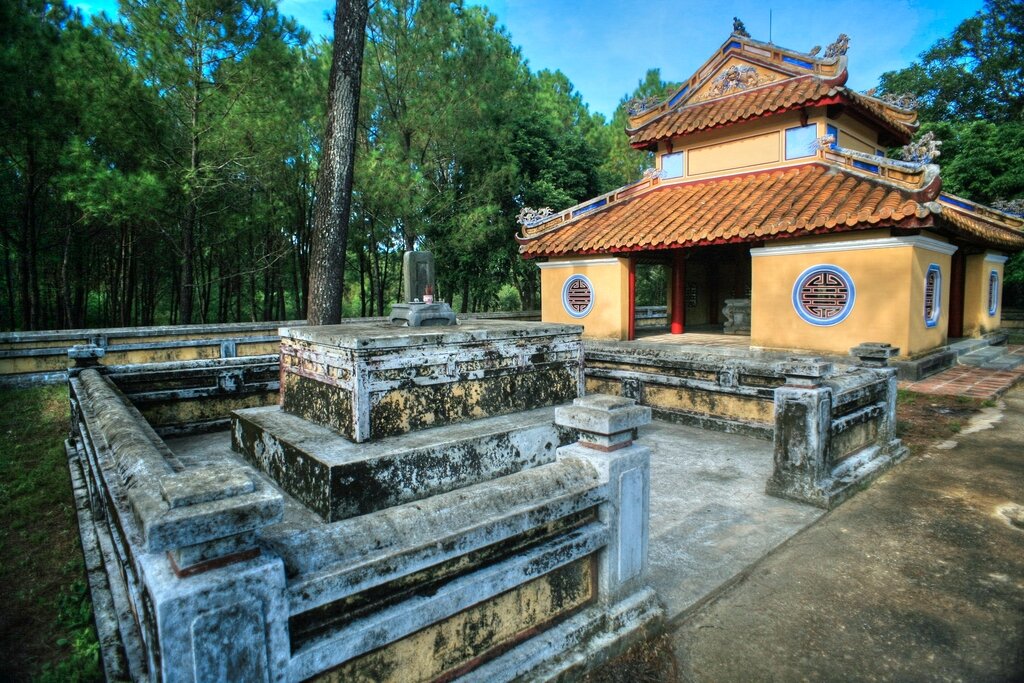 Con đường dẫn vào lăng với hai hàng tượng đá.