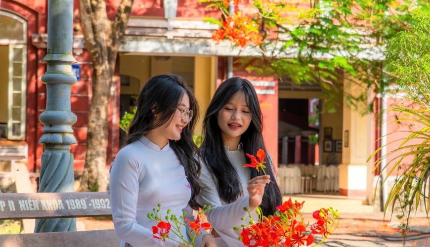 Áo Dài Trắng và Hoa Phượng Đỏ: Khúc Ca Thanh Xuân Ở Cố Đô Huế