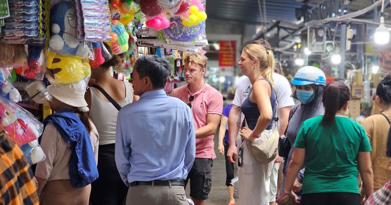 Quang cảnh bên trong Chợ Đông Ba với các gian hàng may mặc và đồ lưu niệm bày bán phong phú.