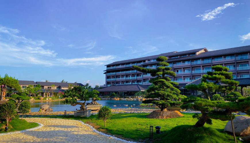 Toàn cảnh Kobi Onsen Resort với kiến trúc đậm chất Nhật Bản nằm giữa không gian xanh của Huế.