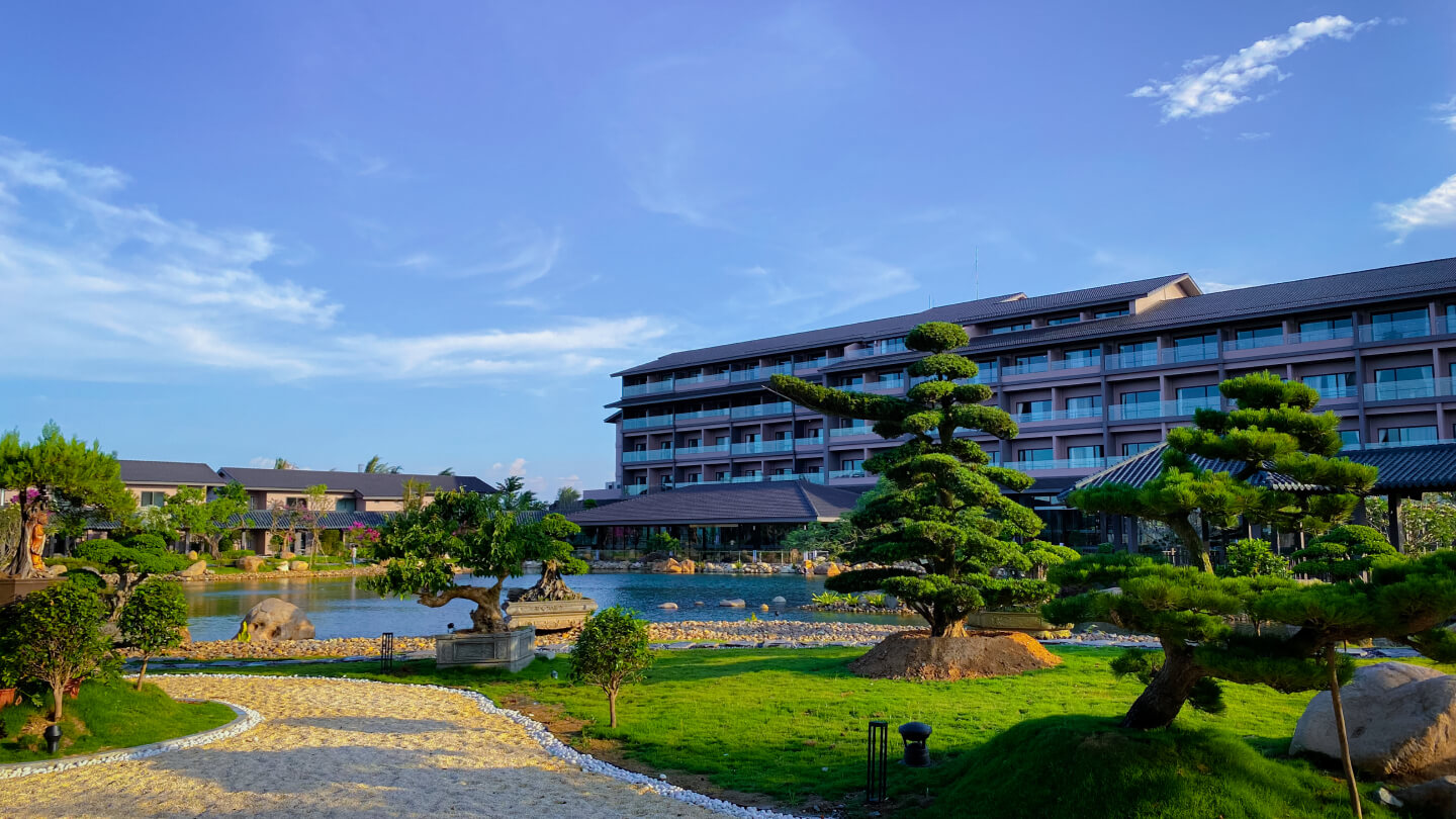 Toàn cảnh Kobi Onsen Resort với kiến trúc đậm chất Nhật Bản nằm giữa không gian xanh của Huế.