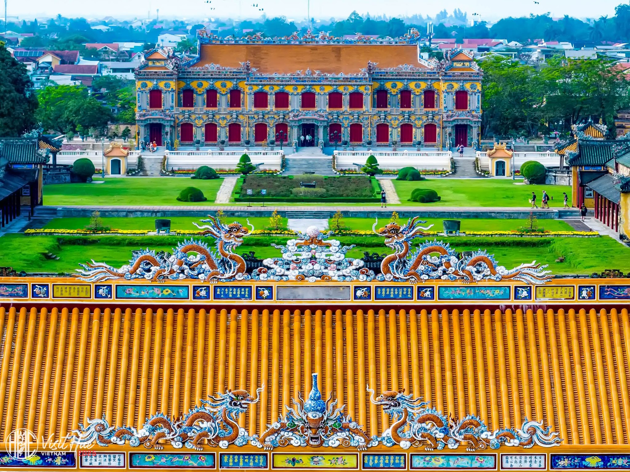 Nội thất lộng lẫy bên trong Điện Kiến Trung với hệ thống đèn chùm, sàn gạch hoa văn và các trụ cột sơn son thếp vàng.