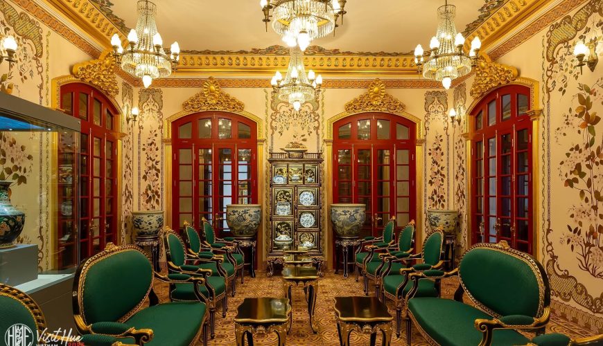 Hành lang và cầu thang bên trong Điện Kiến Trung, thể hiện sự đối xứng và kỹ thuật xây dựng tinh xảo.