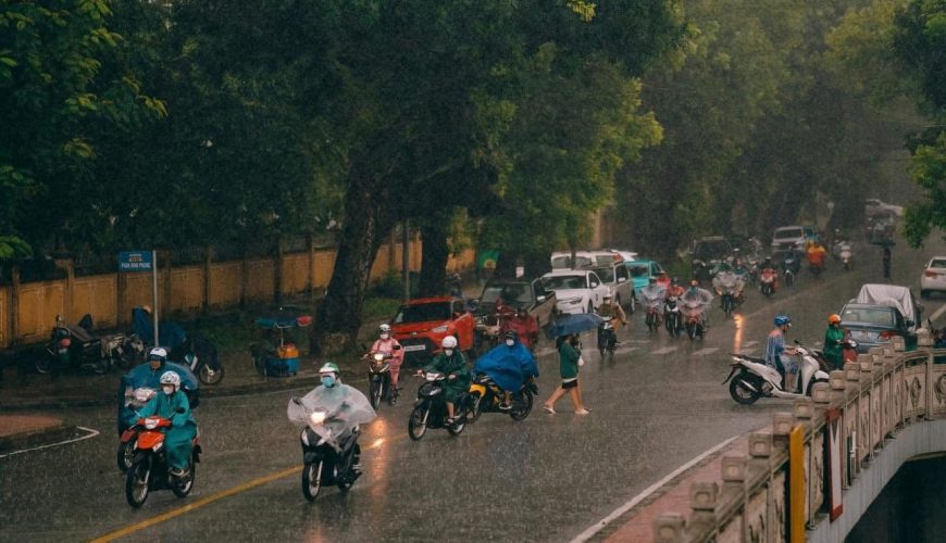 Mưa Huế: Nỗi buồn cố đô đổ dài qua triệu giọt ký ức