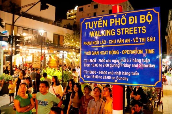 Biển chỉ dẫn tuyến Phố đi bộ Phạm Ngũ Lão - Chu Văn An - Võ Thị Sáu