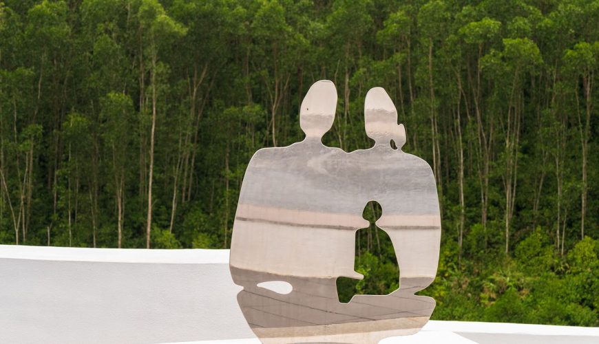 Cận cảnh một bức tranh trừu tượng hoặc tác phẩm hội họa của Lê Bá Đảng được trưng bày trên tường trắng.