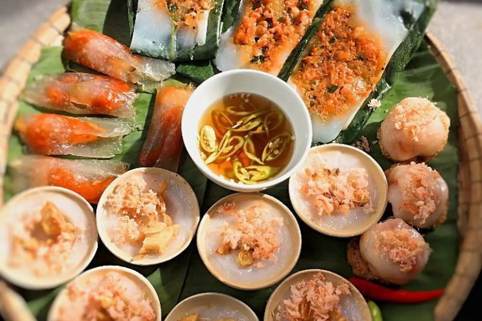 Các loại bánh Huế như Bánh Bèo, Bánh Nậm, Bánh Lọc được bày biện tinh tế trong chén và gói lá chuối.