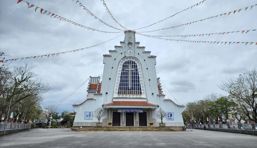 Nhà thờ Dòng Chúa Cứu Thế – Điểm đến bình yên giữa lòng Cố đô